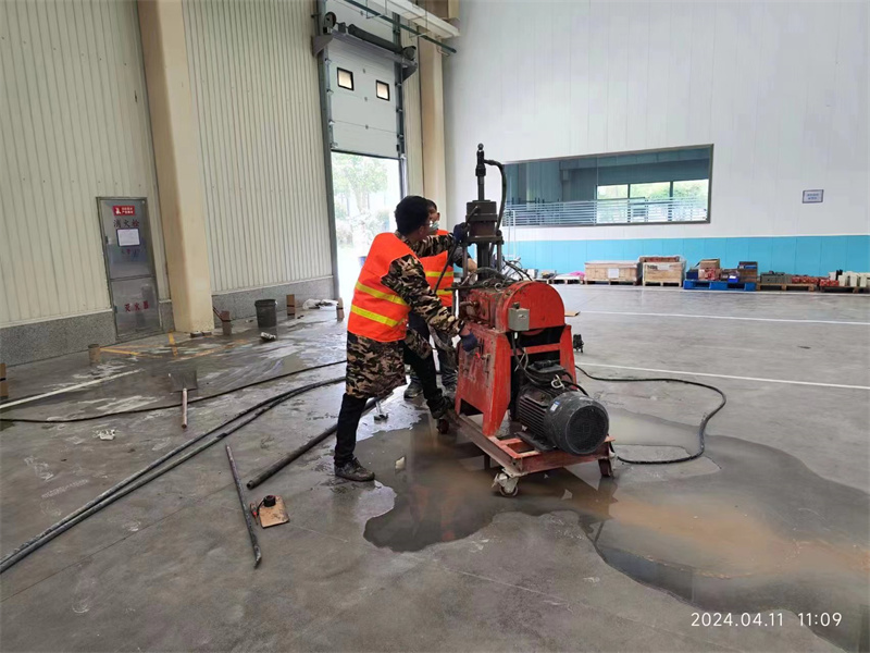 龙湖镇厂房地面下沉塌陷注浆加固施工